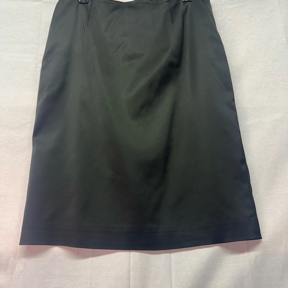 White House‎ Black Market Classic Black  Skirt size 8